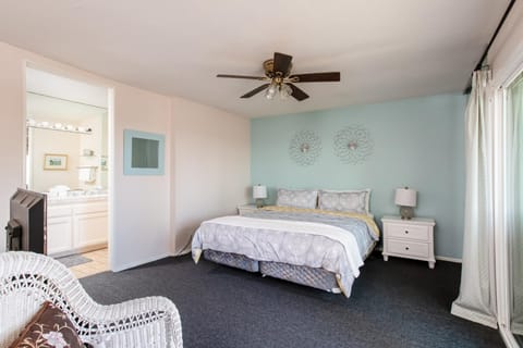 3 Bedroom! - Complex is on the beach with huge pool Casa in Oceanside
