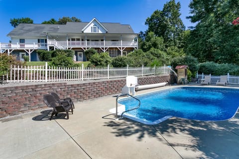 Brook Knoll · NEW! Beautiful Mtn Retreat w/Pool Near Asheville! House in Buncombe County