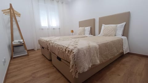 Property building, Bed, Photo of the whole room, Bedroom, towels