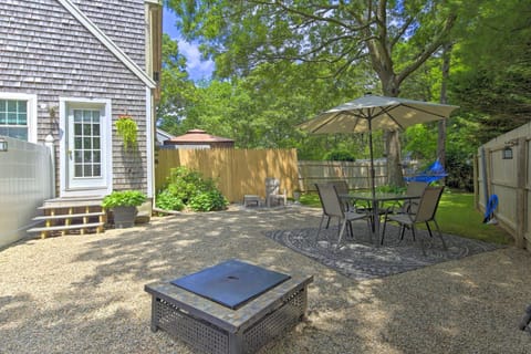 Cape Cod Getaway Fire Pit and Grill, 5 Mi to Beach! Casa in Sandwich