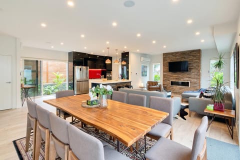 Patio, Food close-up, Library, TV and multimedia, Kitchen or kitchenette, Living room, Food and drinks, Decorative detail, Seating area, Dining area, Food, Meals, Lunch, Dinner, Drinks, Alcoholic drinks, Non alcoholic drinks