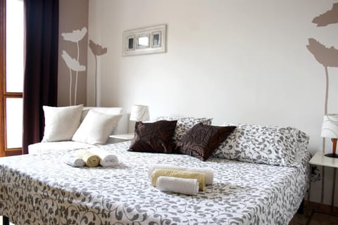 Bed, Day, Photo of the whole room, Decorative detail, Bedroom