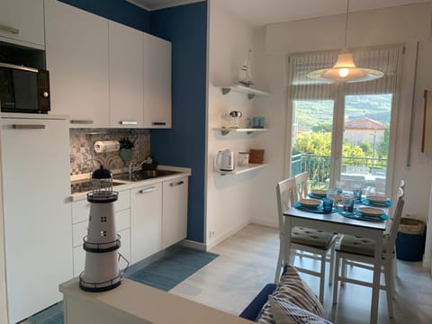 Kitchen or kitchenette, Breakfast