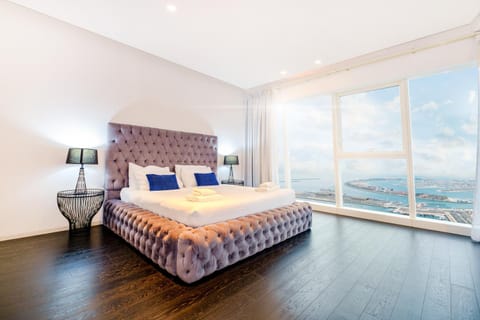 LUX - Lavish Suite with Full Palm Jumeirah View 1 Condo in Dubai