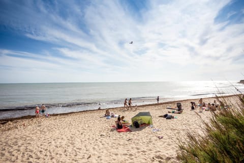 Nearby landmark, People, Natural landscape, Activities, Beach, group of guests