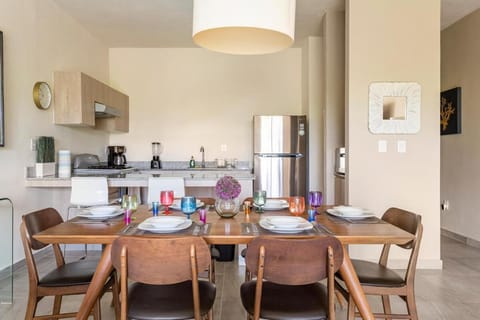 Kitchen or kitchenette, Dining area, minibar, pet friendly, stove