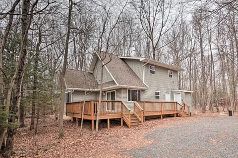 Family Poconos Home with Decks, 6 Mi to Skiing! House in Kidder Township