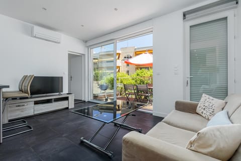 Communal lounge/ TV room, TV and multimedia, Living room, air conditioner