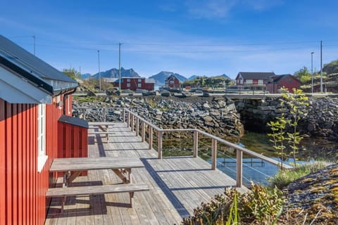 Waterfront Twin Cabin House in Lofoten