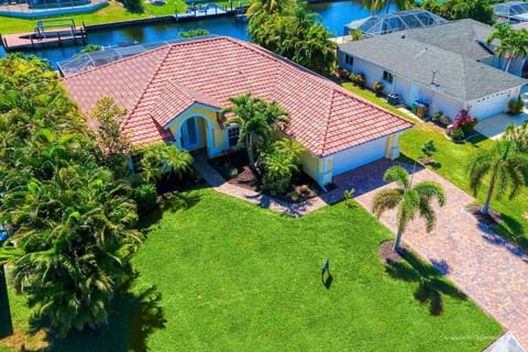 Casa Nalani - phenomenal 8 guest holiday villa in the Yacht Club Chalet in Cape Coral