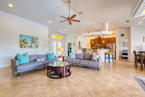 Casa Nalani - phenomenal 8 guest holiday villa in the Yacht Club Chalet in Cape Coral