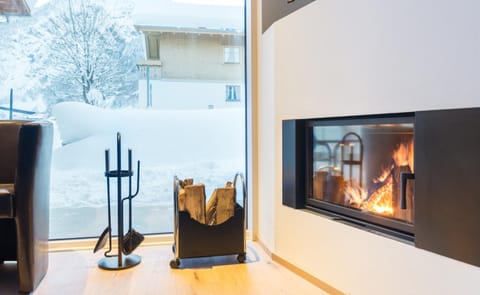 Restaurant/places to eat, Living room, Decorative detail, Mountain view