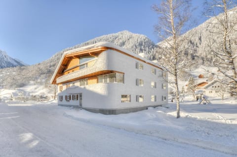 Restaurant/places to eat, Facade/entrance, Area and facilities