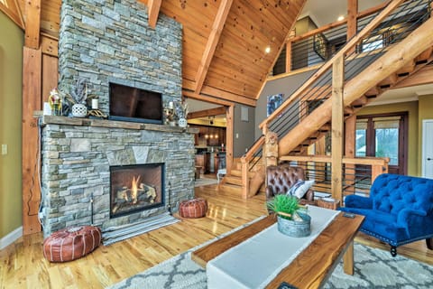 The Barn House Caldwell Mtn Retreat with Hot Tub! House in West Virginia
