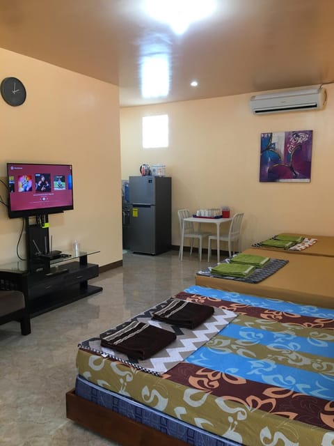Studio-Type Villa for 8pax + Pool(Exclusive) + Netflix + Wifi Übernachtung mit Frühstück in Puerto Princesa