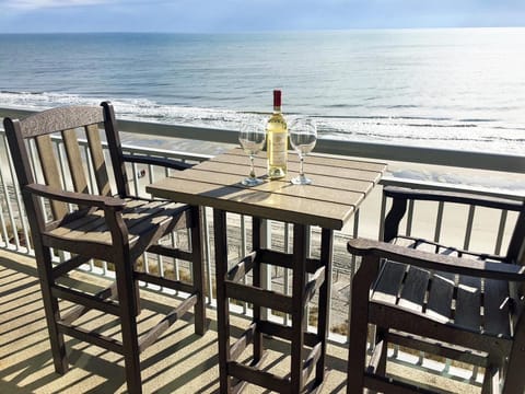 Oceanfront Well Maintained, Walk to Boardwalk, Beach Bars, 902 Apartamento in North Myrtle Beach