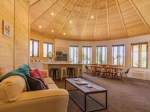 The Snowglobe - Ohakune Modern Yurt Style Chalet House in Ohakune