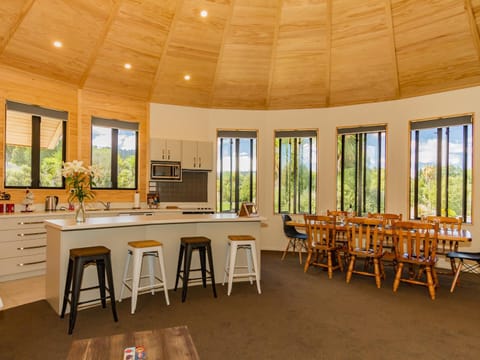 The Snowglobe - Ohakune Modern Yurt Style Chalet Casa in Ohakune