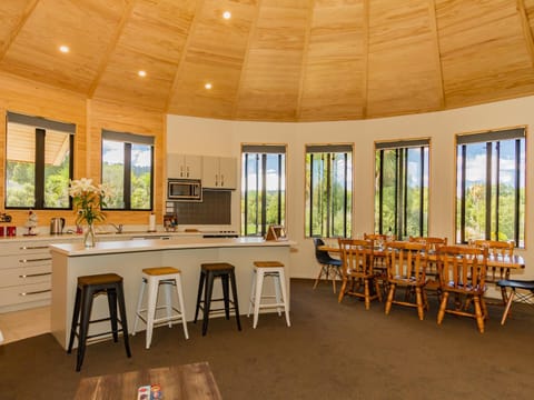 The Snowglobe - Ohakune Modern Yurt Style Chalet House in Ohakune