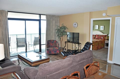 Oceanfront 305, Enjoy, Shop, Walk to Beach Bars, Main Street Apartment in North Myrtle Beach