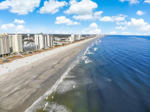 Oceanfront 305, Enjoy, Shop, Walk to Beach Bars, Main Street Apartment in North Myrtle Beach