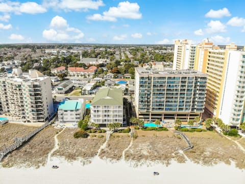 Oceanfront 305, Enjoy, Shop, Walk to Beach Bars, Main Street Apartment in North Myrtle Beach