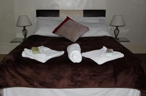 The Crystal Lodge Hotel Bed and Breakfast in Croydon