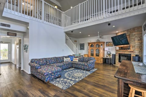 Galveston Island Home with Bayfront Fishing Pier! Casa in Hitchcock