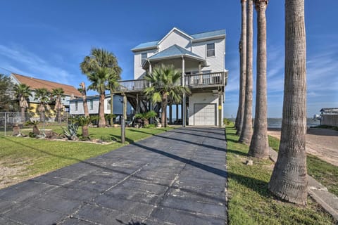 Galveston Island Home with Bayfront Fishing Pier! House in Hitchcock