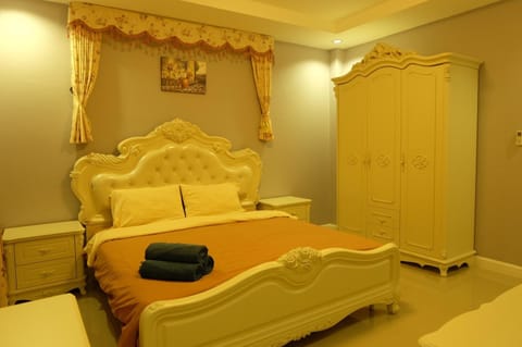 Ponly Pool Villa Huahin 4 Bedroom With BBQ Facilities & Karaoke For 8-20 Pax Moradia in Hua Hin District