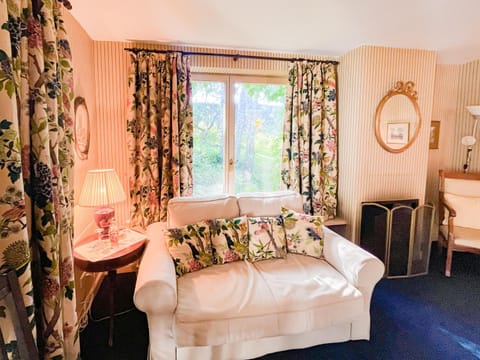 Living room, Photo of the whole room, Seating area