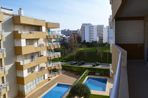 Spring, Day, Bird's eye view, Summer, Balcony/Terrace, Living room, Photo of the whole room, Decorative detail, Decorative detail, Seating area, On site, Pool view, Pool view, Street view, Street view, Swimming pool, Swimming pool, young children, young children, older children, older children, group of guests, group of guests, Family, Family, Quiet street view, Inner courtyard view