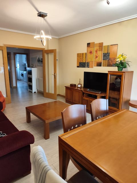 piso de tres dormitorios con garaje y todos los servicios cerca Apartment in Burgos