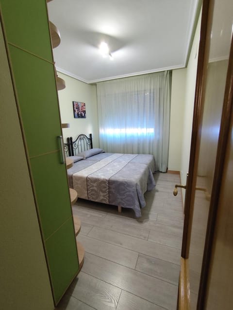 piso de tres dormitorios con garaje y todos los servicios cerca Apartment in Burgos