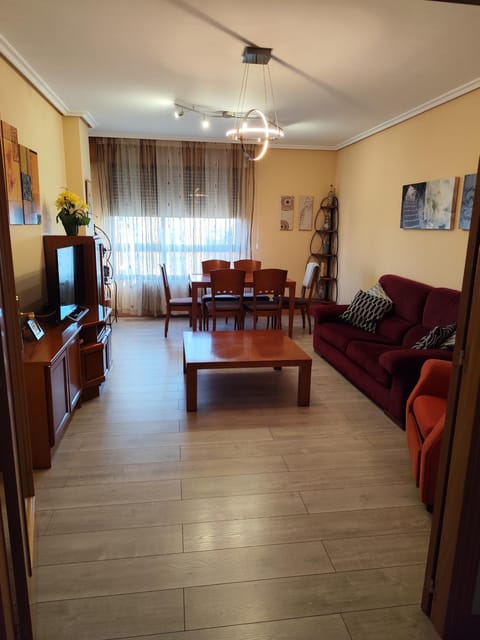 piso de tres dormitorios con garaje y todos los servicios cerca Apartment in Burgos