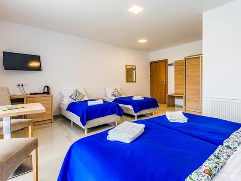 Bed, TV and multimedia, Photo of the whole room, Bedroom, Area and facilities