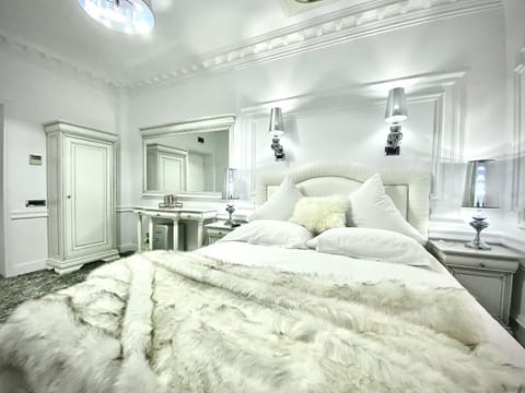 Bed, Photo of the whole room, Decorative detail, Bedroom