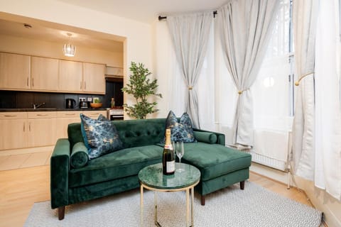 Elegant Kensington Apartment with patio Condo in City of Westminster