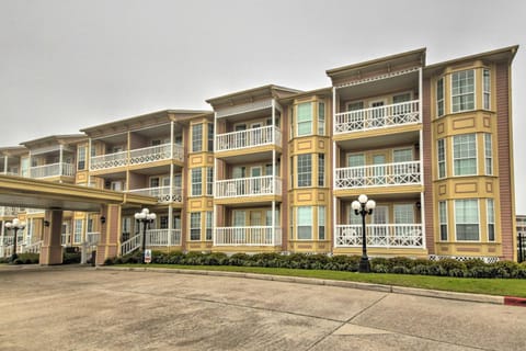 Coastal Galveston Condo - Walk to Pier and Beach! Apartment in Galveston Island