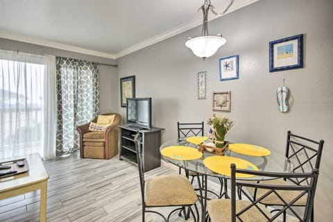 Coastal Galveston Condo - Walk to Pier and Beach! Apartment in Galveston Island