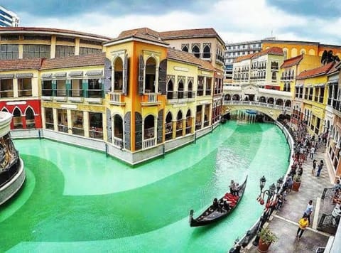 Morgan Suite BGC shortwalk4 Venice Canal Mall free pool gym Apartahotel in Makati