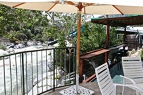 The Gateway Restaurant & Lodge Capanno nella natura in Three Rivers