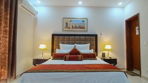 Hotel Gulberg Grand Bed and Breakfast in Lahore