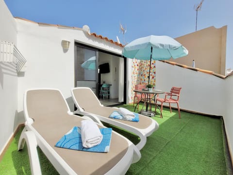 Balcony/Terrace, Seating area, Dining area, sunbed, towels