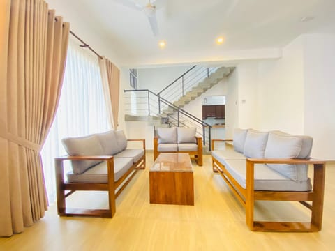 Srimadis Villa near Airport - Negombo Bed and Breakfast in Negombo