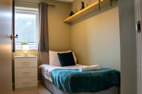 Modern Two Bedroom Apartment with Free Parking, Wifi & Sky TV by HP Accommodation Apartment in Aylesbury Vale