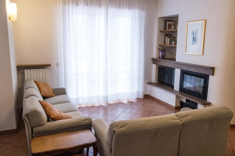 Communal lounge/ TV room, TV and multimedia, Living room, Lounge or bar, Seating area