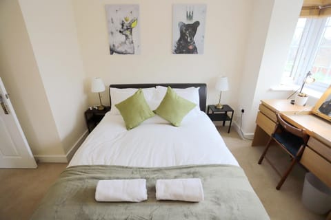 EasyTravel Luxury NEC/Airport 3 beds House Condo in Metropolitan Borough of Solihull