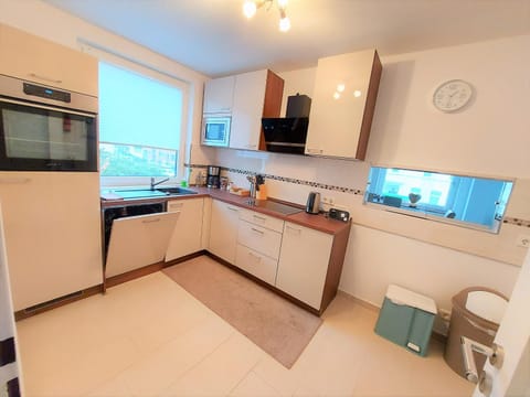 Kitchen or kitchenette, dishwasher, minibar, stove