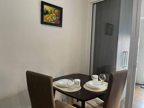 Vibrant 1BR Acqua Livingstone with Netflix, Pool & Gym Condo in Mandaluyong